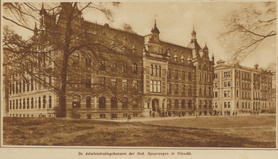 871863 Gezicht op de voor- en zijgevels van het 1e Administratiegebouw van de Staatsspoorwegen te Utrecht (Hoofdgebouw ...